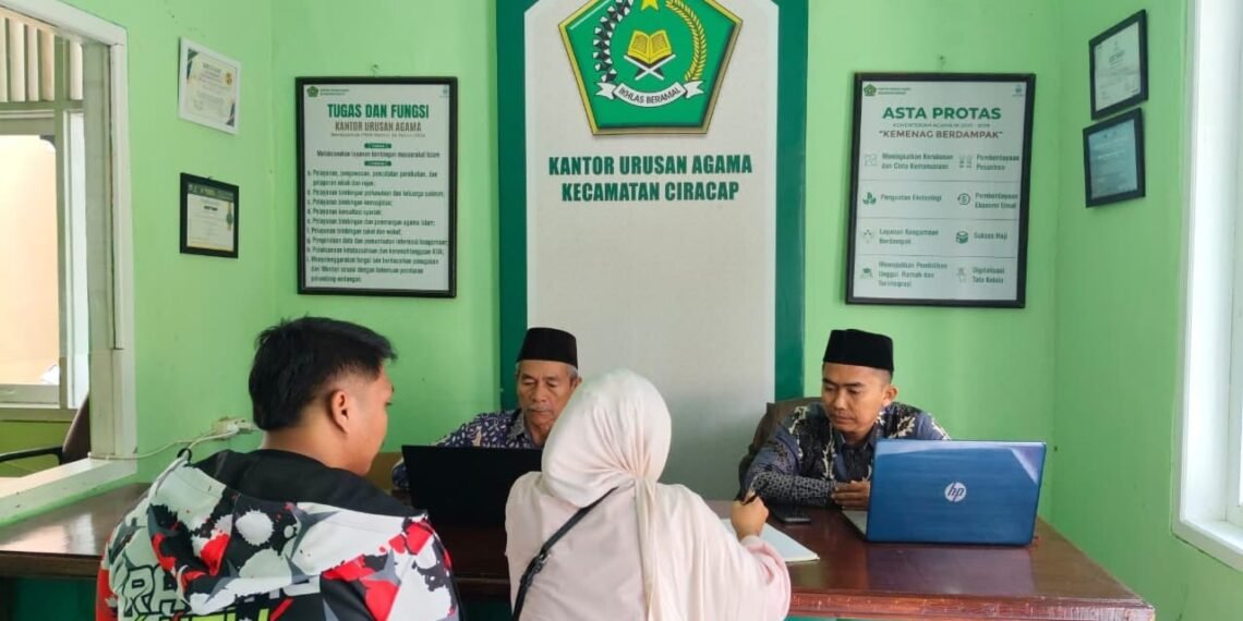 Penyuluh Agama Islam KUA Ciracap Dampingi Administrasi Peserta Bimwin Catin
