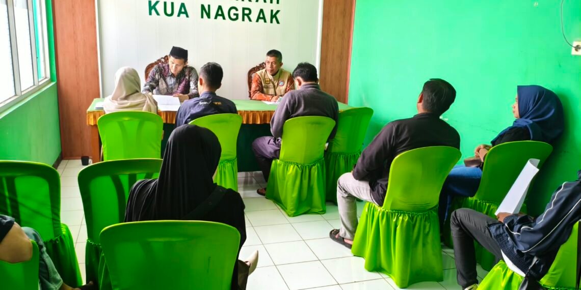 Penghulu KUA Nagrak Verifikasi Berkas Catin, Pastikan Kelengkapan Administrasi Bimwin