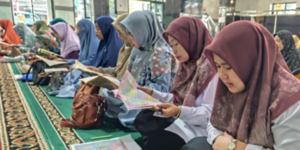 Gema Selawat Kebangsaan, Penyuluh KUA Cibadak Ajak Jamaah Perkuat Cinta Rasul dan Persaudaraan