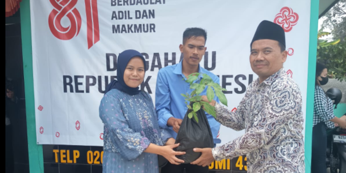 Catin KUA Nagrak Serahkan Bibit Pohon, Dukung Program Ekoteologi Kementerian Agama
