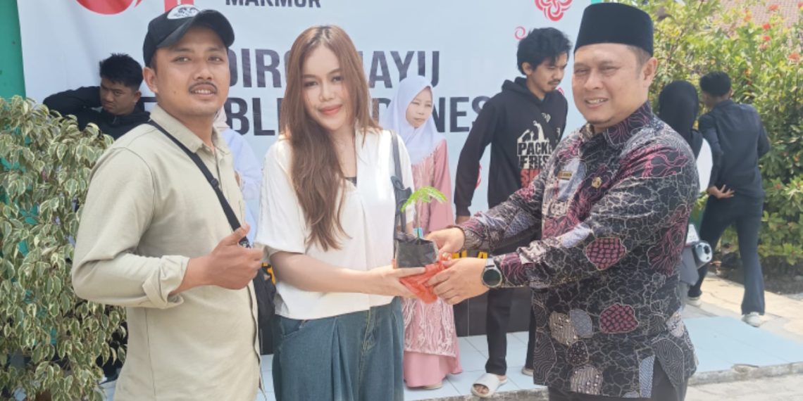 Wujudkan Pernikahan Ramah Lingkungan, KUA Nagrak Terima Pohon dari Catin melalui Program Ekoteologi