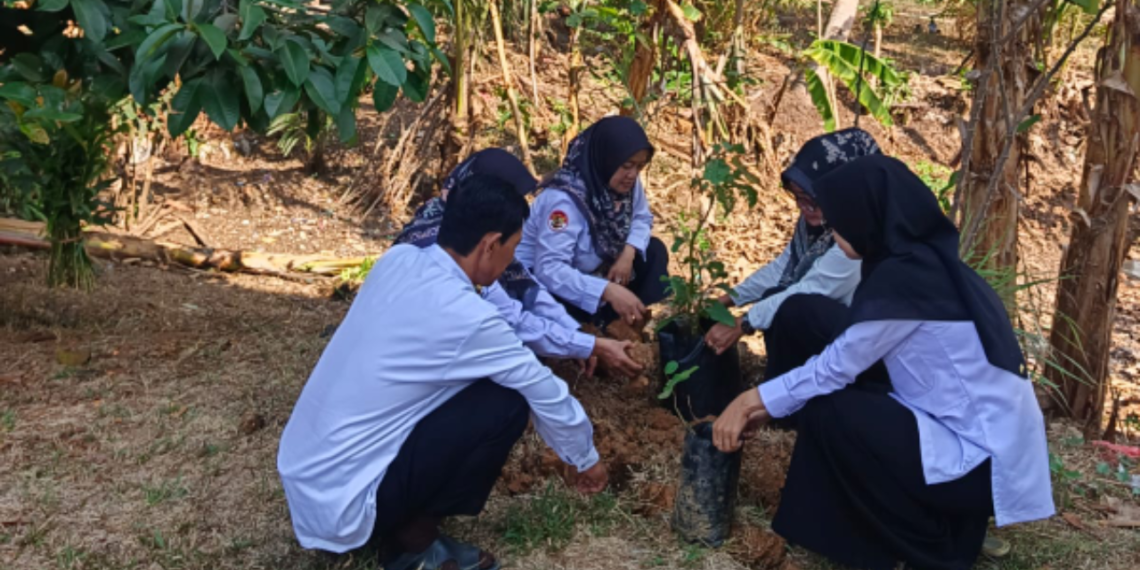 KUA Sagaranten Tanam Pohon, Wujudkan Cinta Ekologi dan Kepedulian Lingkungan