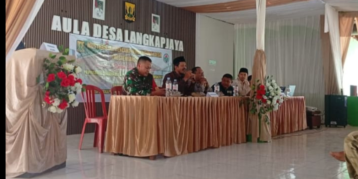Penyuluh KUA Lengkong Hadiri Musrenbang Desa Langkapjaya dan Penyerahan Insentif Guru Ngaji
