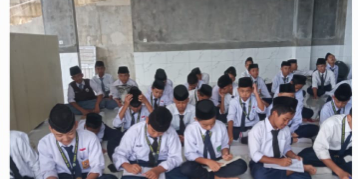 Penyuluh Agama KUA Cibadak Berikan Bimluh Teknik Menyambung Huruf Hijaiyah