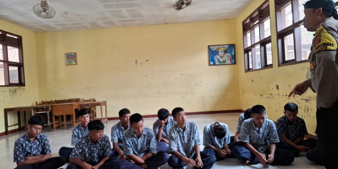 KUA Jampangkulon Kolaborasi dengan Sekolah dan Bhabinkamtibmas Beri Pembinaan kepada Siswa