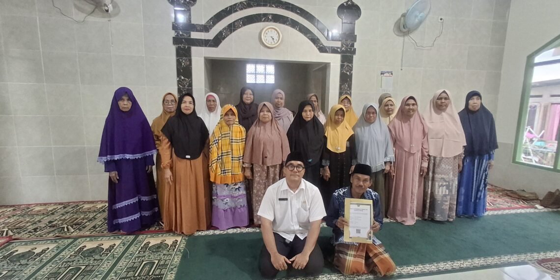 Perkuat Moderasi Beragama, Penyuluh KUA Warungkiara Ajak Jamaah Majelis Taklim Dalami Fikih