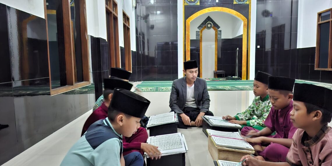 Penyuluh KUA Cibitung Dampingi Remaja melalui Gemar Mengaji di Desa Cidahu