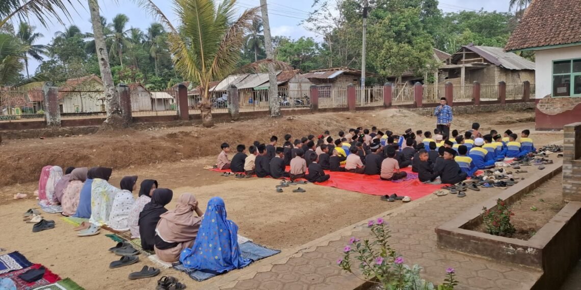 Penyuluh Agama KUA Ciracap Tanamkan Akhlak melalui Bimluh dan Sholat Duha di SDN Pasirpanjang
