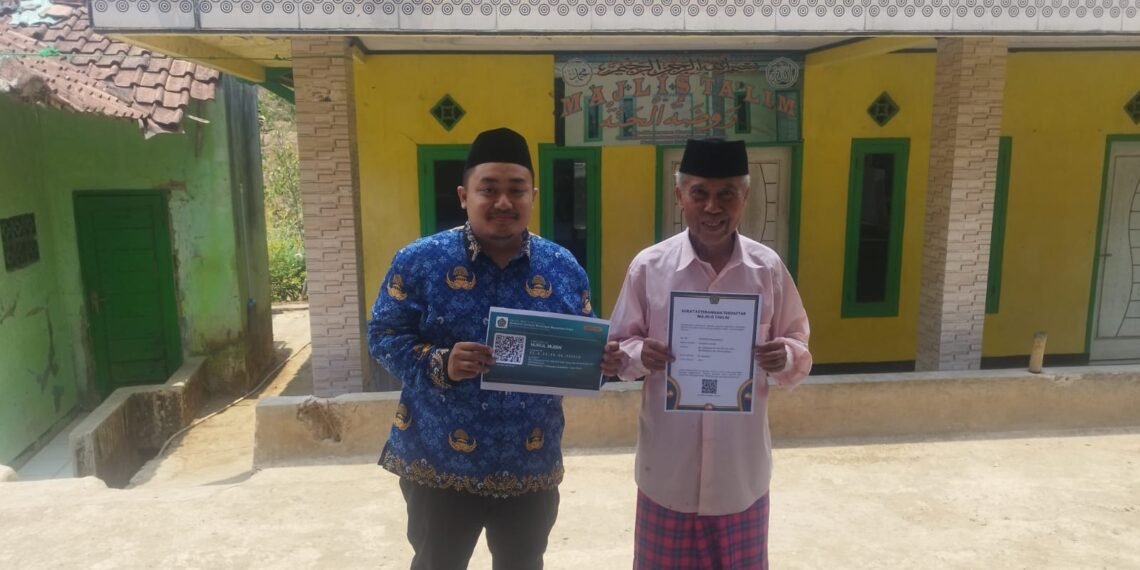 Penyuluh KUA Bantargadung Serahkan SKT Majelis Taklim dan ID Masjid