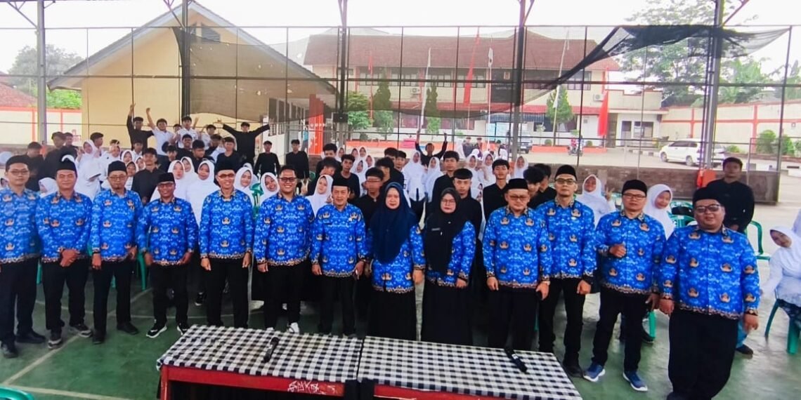KUA Gunungguruh Berikan Pembinaan BRUS kepada Pelajar SMAN 1 Cisaat
