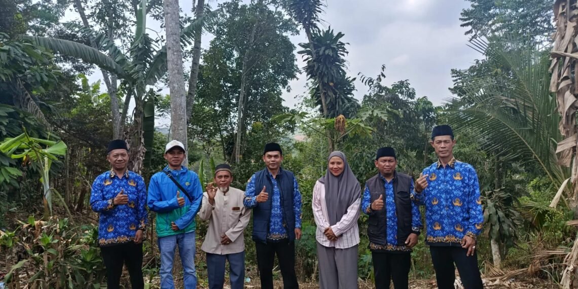 Kepala KUA Jampangtengah Verifikasi Lapangan Tanah Wakaf di Desa Bojongjengkol