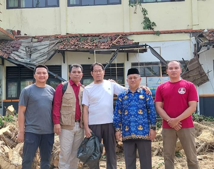 Pengawas PAI Kemenag Kabupaten Sukabumi Tinjau Dampak Puting Beliung di SMAN 1 Cicurug