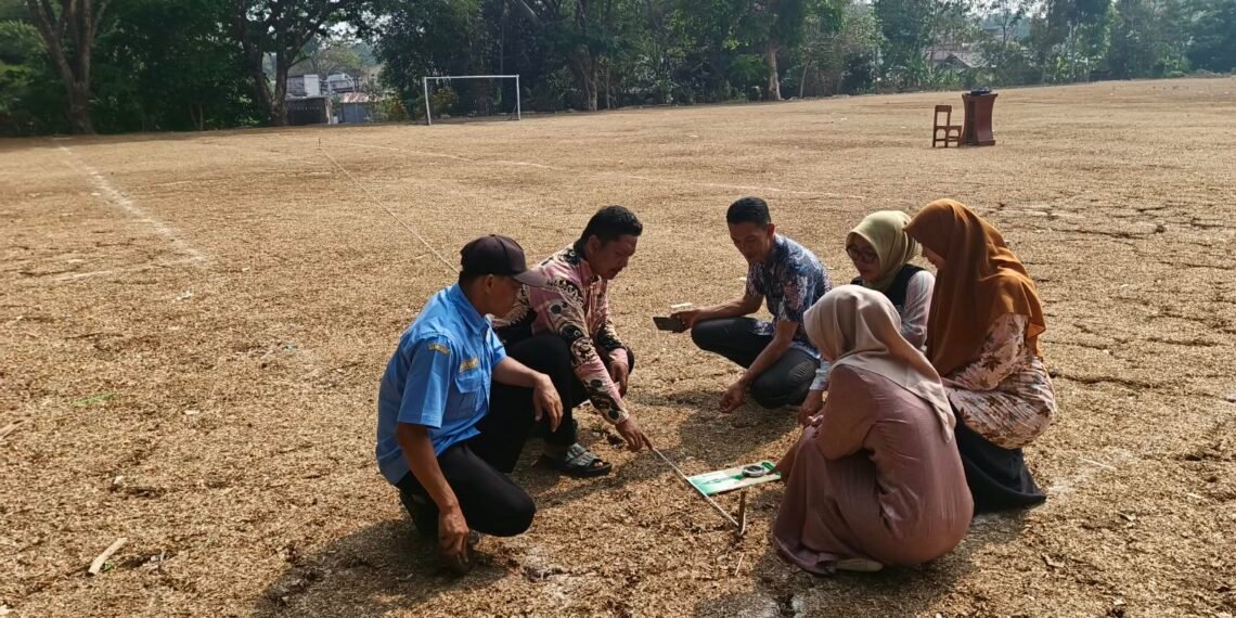Penyuluh KUA Sagaranten Kalibrasi Arah Kiblat untuk Persiapan Salat Istisqa