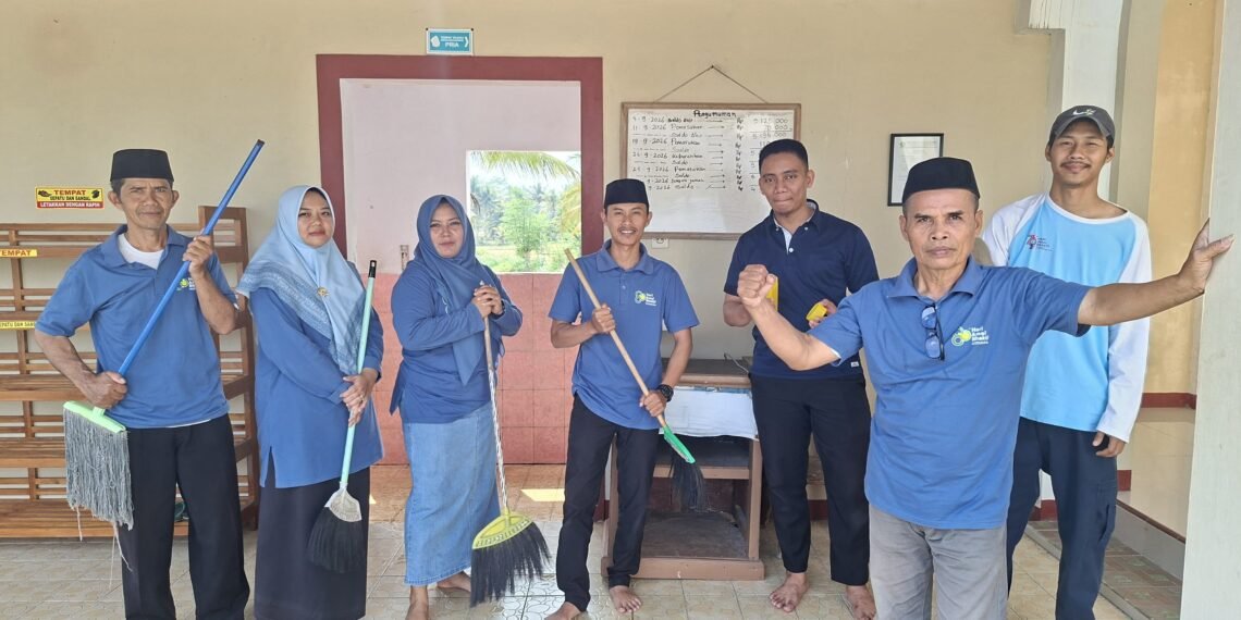 KUA Cibitung Gelar Gerakan Bersih Masjid Al-Wahidi Desa Cibodas
