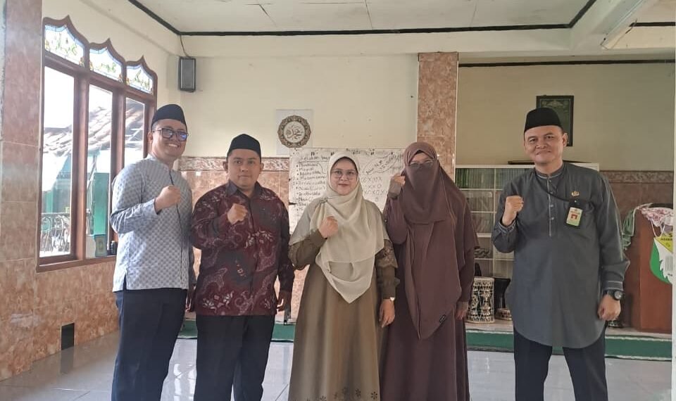 Penyuluh KUA Cisaat Monitoring Pelaksanaan BTQ di SMPN 1 Cisaat