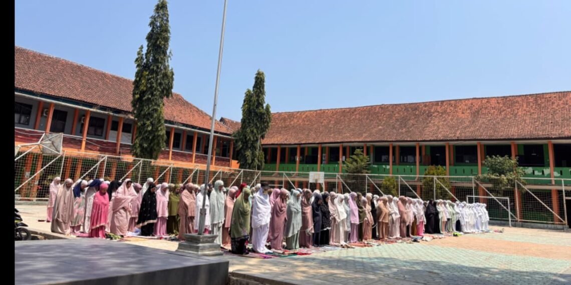MAN 3 Sukabumi Gelar Salat Istisqa, Warga Madrasah dan Masyarakat Mohon Turunnya Hujan