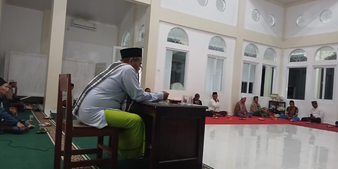 Bahas Fikih Tayamum, Penyuluh KUA Ciemas Berikan Penyuluhan di Pengajian Mingguan