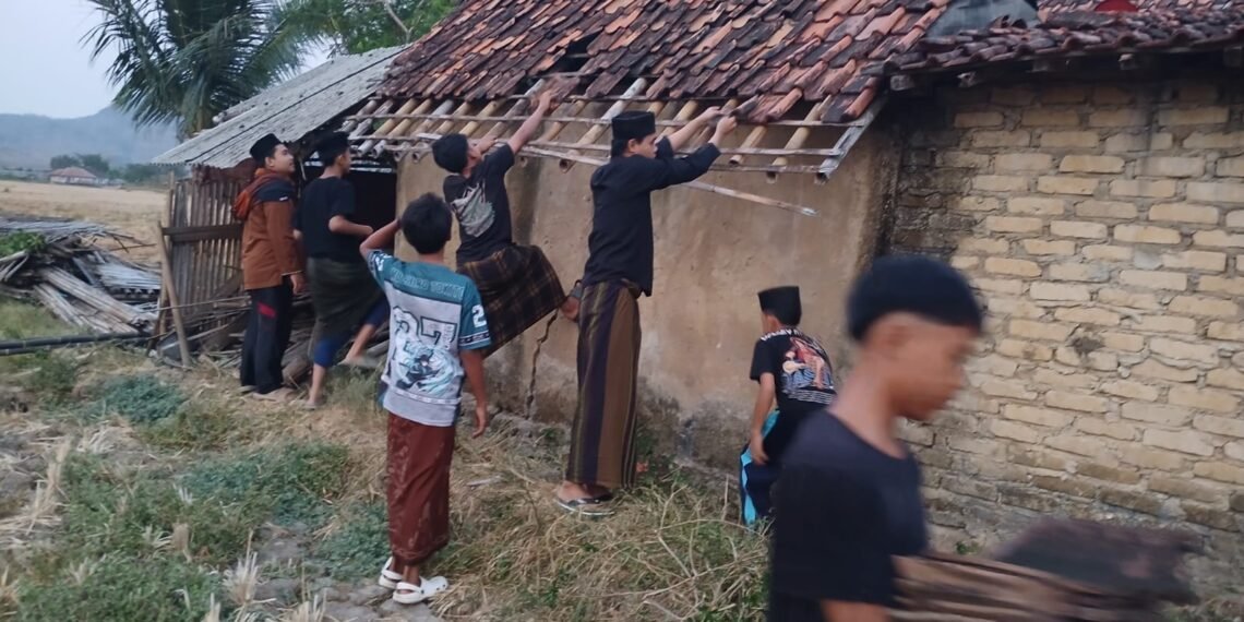 Penyuluh KUA Ciemas Turut Gotong Royong Rehabilitasi Dapur Santri Rijalul Bantari
