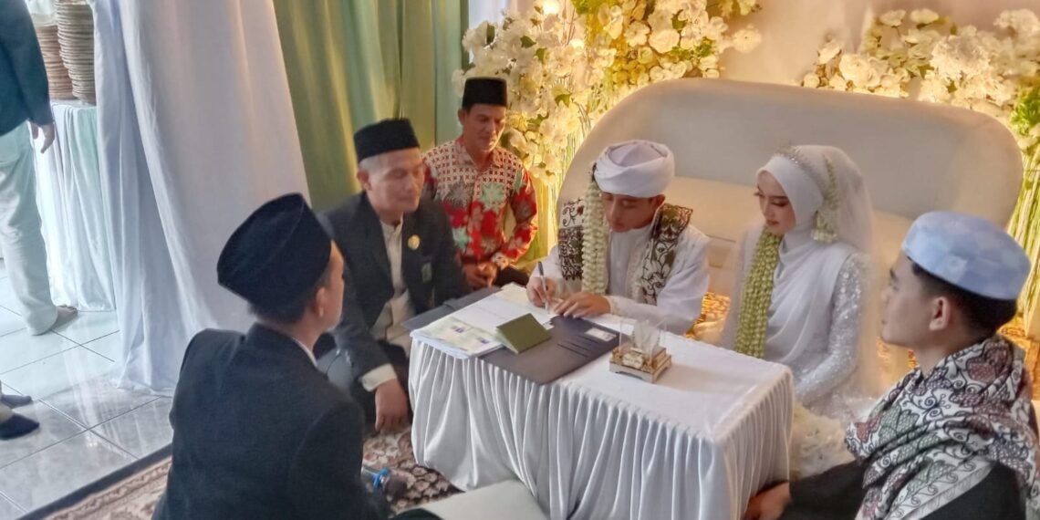 Penghulu KUA Ciracap Berikan Penguatan kepada Pengantin Usai Ijab Kabul