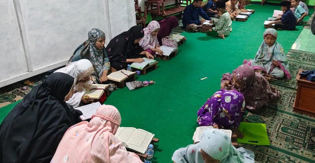 Penyuluh KUA Sukalarang Dampingi Gerakan Magrib Mengaji di Madrasah Al-Ikhlas