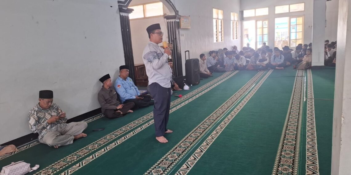 Penyuluh KUA Gegerbitung Perkuat Pembinaan Remaja melalui BRUS di MTs Yaspim