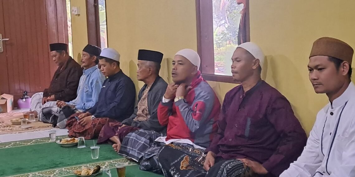 Penyuluh KUA Cisaat Bahas Kewajiban Shalat dan Fardhu Wudhu dalam Pengajian Ahad