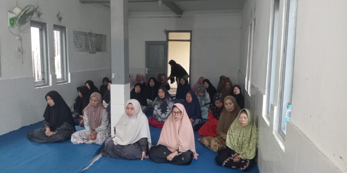 Bahas Keutamaan Waktu, Penyuluh KUA Cisaat Ajak Jamaah Tidak Menunda Amal