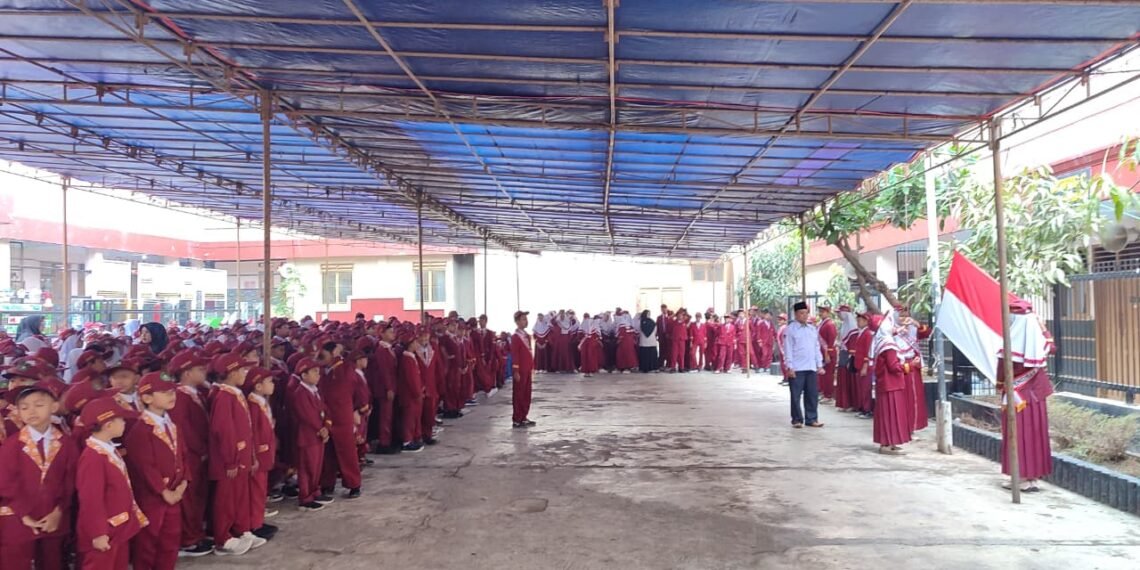 Tanamkan Jiwa Nasionalisme Sejak Dini, Siswa MI dan TKQ Baitussalam Ikuti Upacara Bendera dengan Khidmat