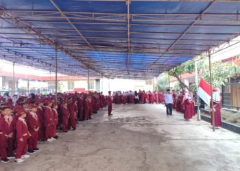 Tanamkan Jiwa Nasionalisme Sejak Dini, Siswa MI dan TKQ Baitussalam Ikuti Upacara Bendera dengan Khidmat