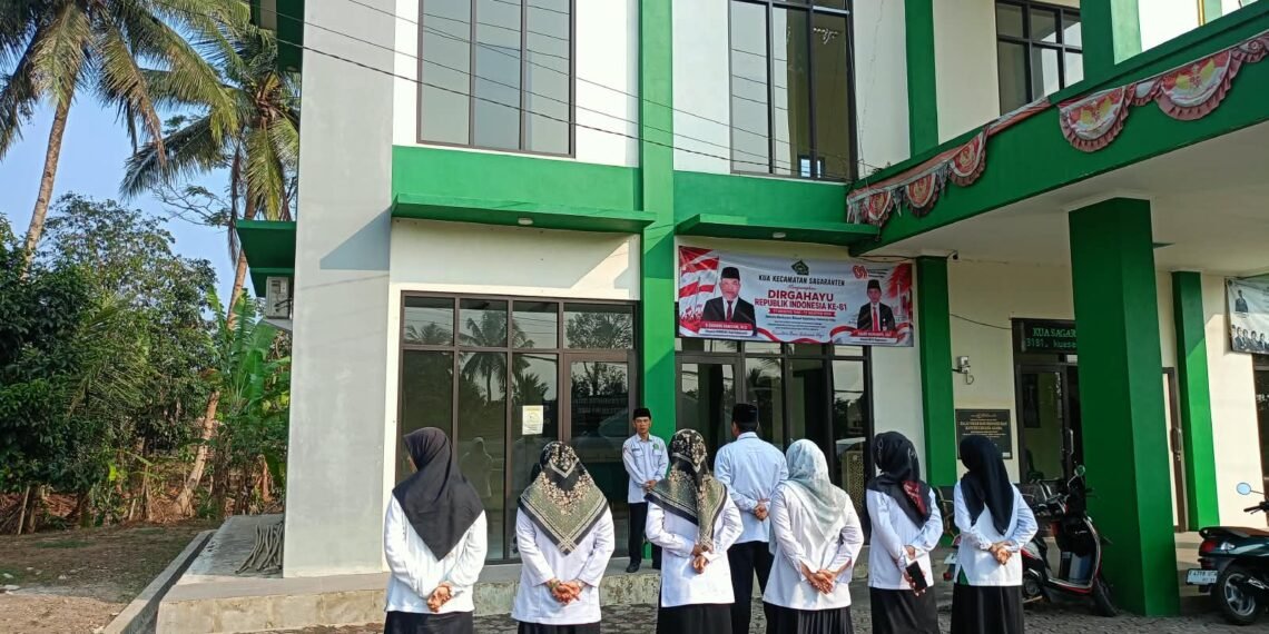 Kepala KUA Sagaranten Tekankan Disiplin Kerja dalam Apel Senin
