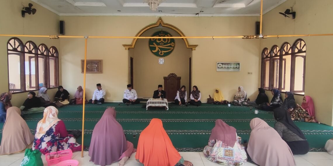 Perkuat Pemahaman Keagamaan, Penyuluh KUA Cikakak Bahas Pentingnya Ilmu di Majelis Taklim Bahrul Falah