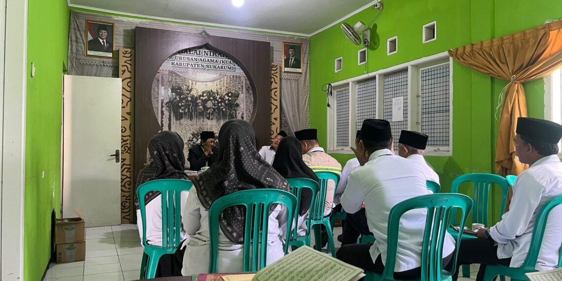 Senin Mengaji, KUA Cisaat Rutin Dalami Kitab Kuning