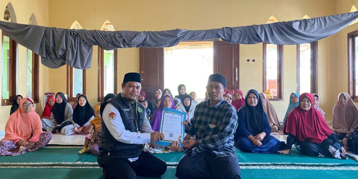 Perkuat Kelembagaan Majelis Taklim, Penyuluh KUA Kabandungan Serahkan Ijop Baetusalam