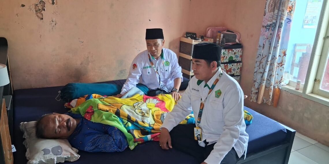 Berikan Penguatan Keagamaan, Penyuluh KUA Cikakak Sambangi Pegawai yang Sedang Sakit