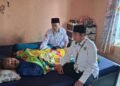 Berikan Penguatan Keagamaan, Penyuluh KUA Cikakak Sambangi Pegawai yang Sedang Sakit
