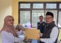 Perkuat Legalitas Kelembagaan, Penyuluh KUA Sukaraja Serahkan Izin Operasional Perpanjangan LPQ