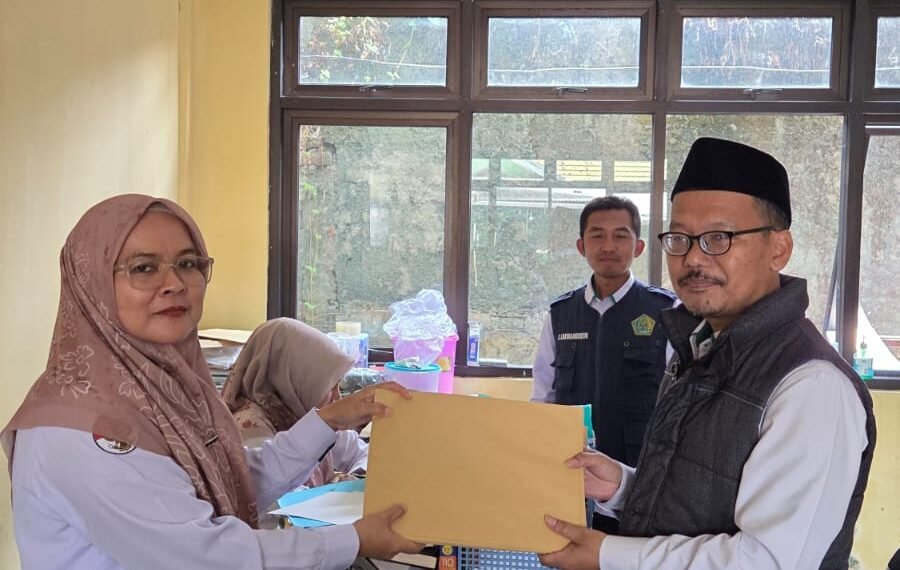 Perkuat Legalitas Kelembagaan, Penyuluh KUA Sukaraja Serahkan Izin Operasional Perpanjangan LPQ