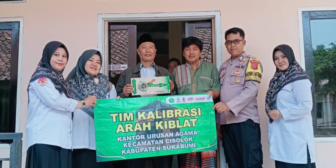 Tim Kalibrasi KUA Cisolok Pastikan Ketepatan Arah Kiblat Masjid Al-Muttaqien