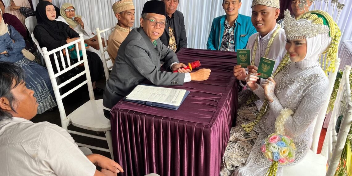 Pandu Akad Nikah, Kepala KUA Kabandungan Bekali Pengantin dengan Nilai-Nilai Agama
