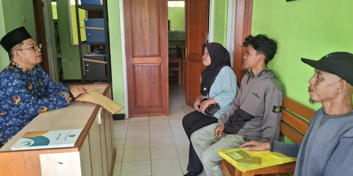 Berikan Pelayanan Publik Prima, Kepala KUA Surade Layani Legalisir dan Rekomendasi Nikah