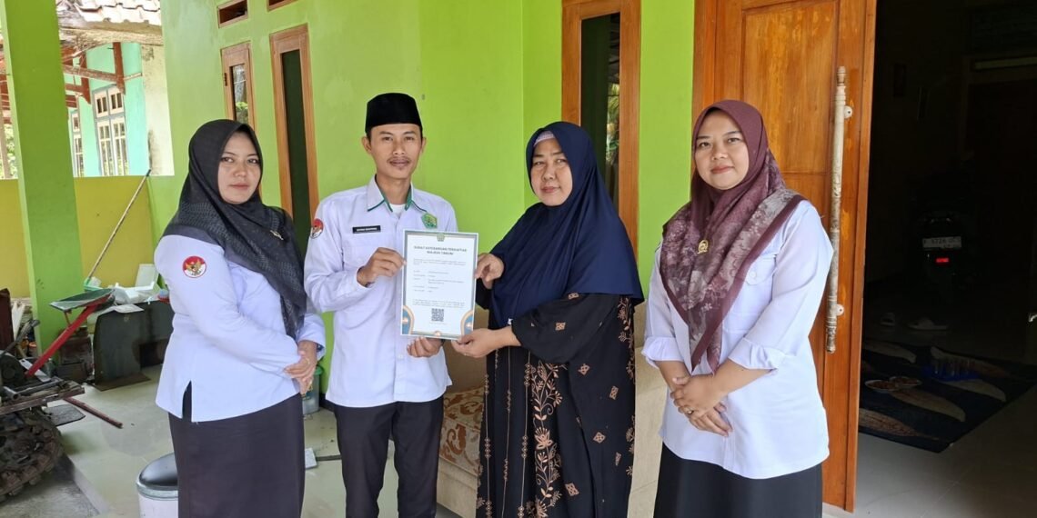 Penyuluh KUA Cibitung Serahkan SKT Majelis Taklim Al-Fattah, Perkuat Legalitas Kelembagaan