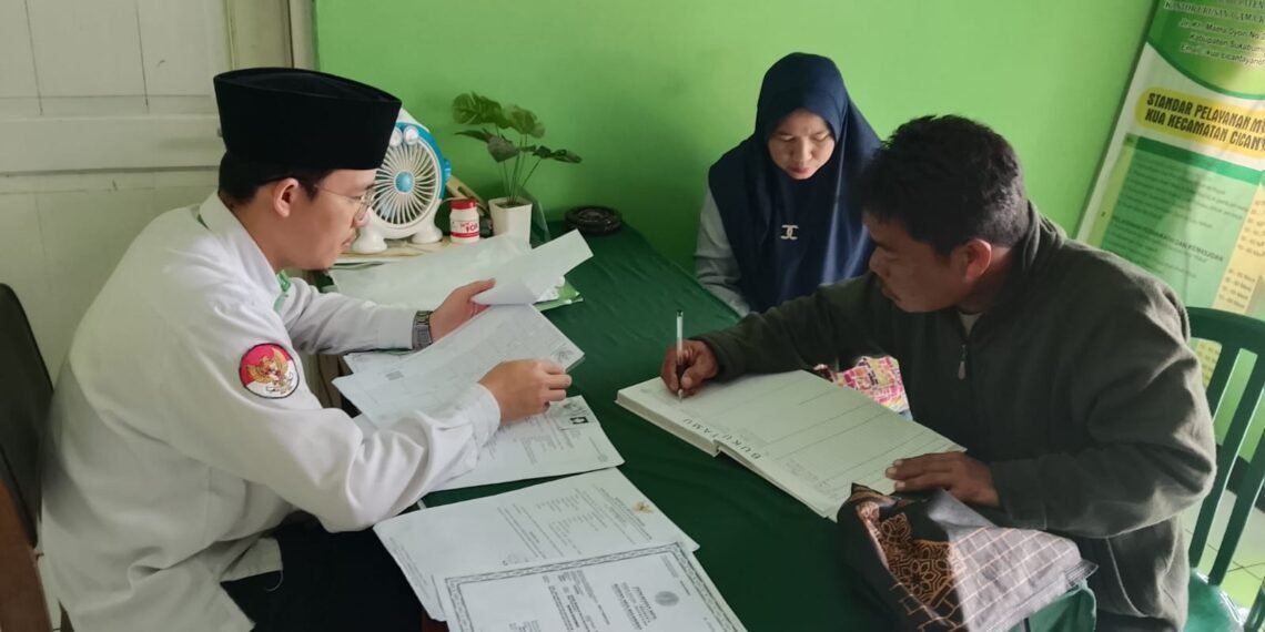 Berikan Pelayanan Prima, Penghulu KUA Cicantayan Dampingi Pencatatan Nikah dan Persiapan Keluarga