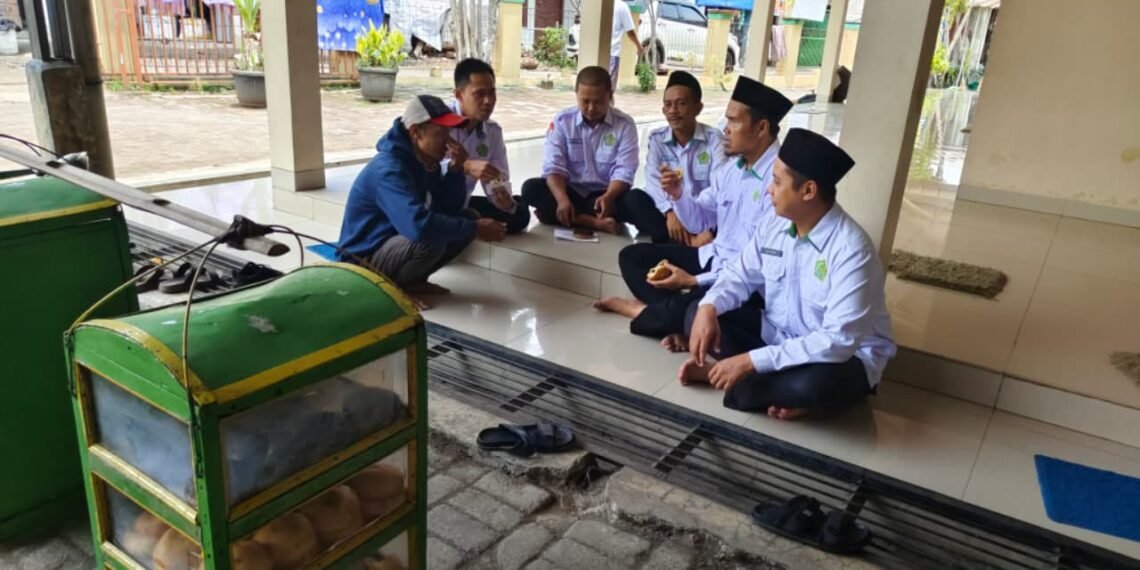 Sambil Berinteraksi dengan Pelaku Usaha, Penyuluh KUA Cidahu Edukasi Sertifikasi Halal