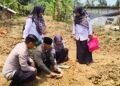 Tim Kalibrasi KUA Cisolok Pastikan Ketepatan Arah Kiblat Calon Masjid Yayasan Satyanatha