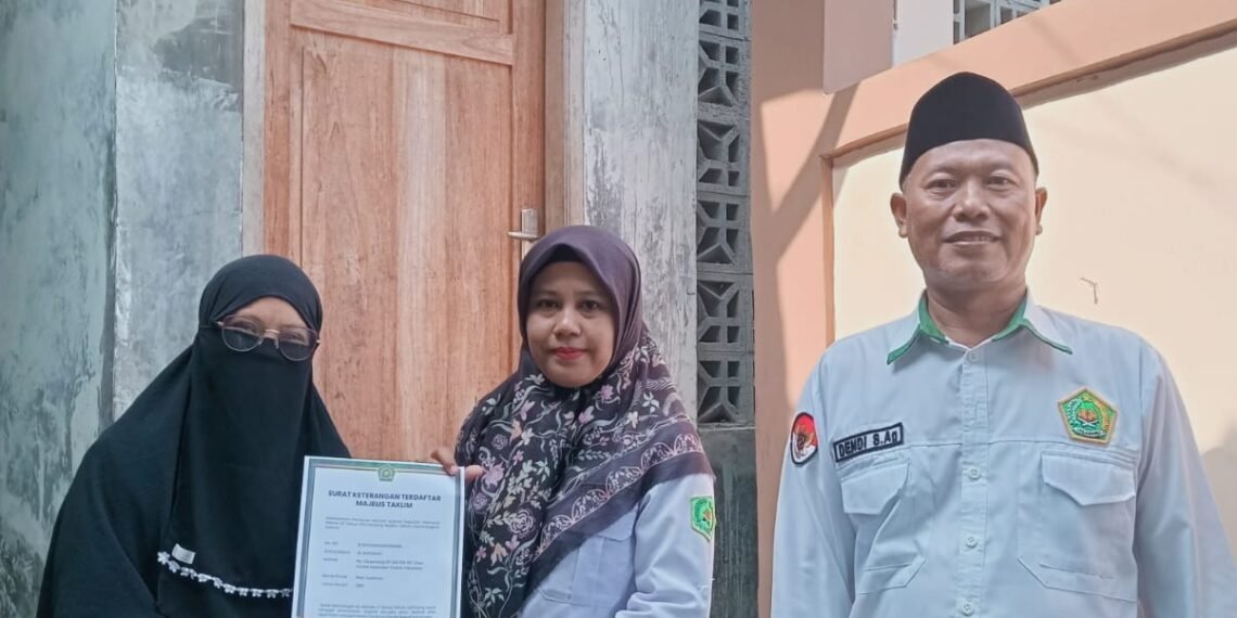 Perkuat Legalitas Majelis Taklim, Penyuluh KUA Cisolok Serahkan Sertifikat Izin Operasional Al Barokah