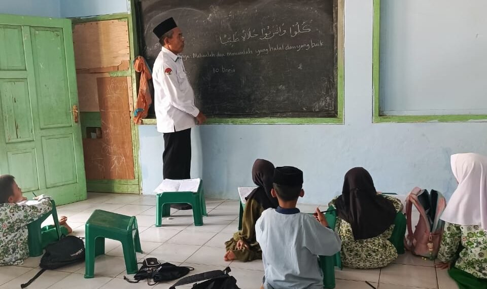Penyuluh KUA Jampangkulon Dampingi Santri Madrasah Diniyyah Nurul Iman Perkuat Pemahaman Keagamaan