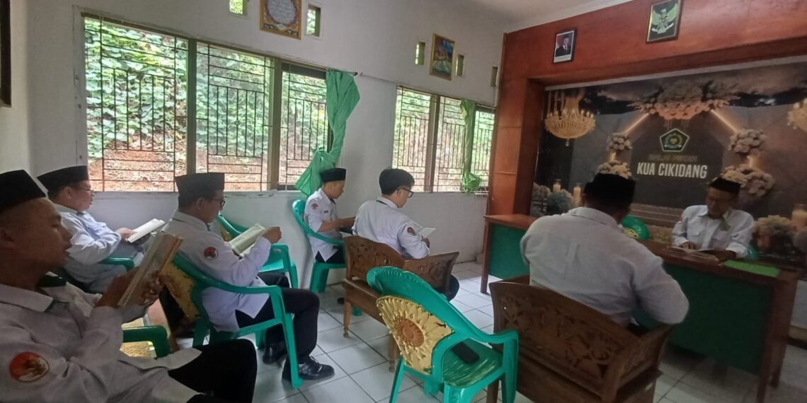 Senin Mengaji, Kepala KUA Cikidang Pimpin Tadarus Al-Qur’an Bersama Jajaran