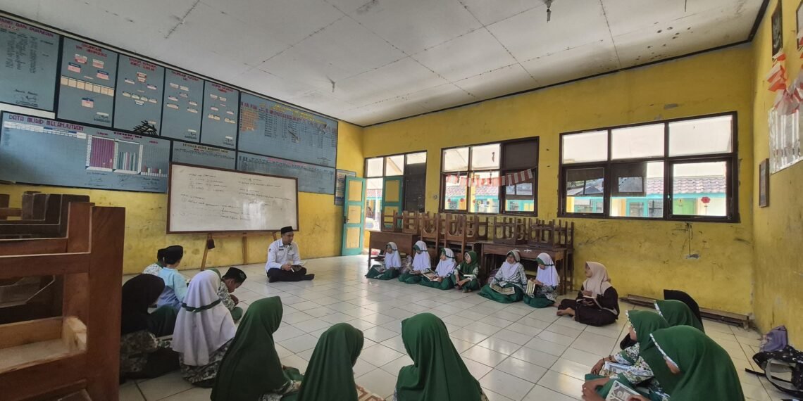 Penyuluh KUA Cibitung Bimbing Tahsin Surah Al-Fatihah bagi Santri Kelas 3 dan 4 di MDTU Az-Zahra