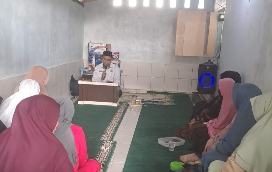 Penyuluh KUA Cibitung Sampaikan Kajian Hadits Arbain Ke-1 di Majelis Taklim Al-Hadad