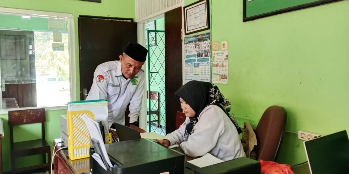 Kepala KUA Ciracap Dampingi PLO dalam Kelancaran Tugas Layanan